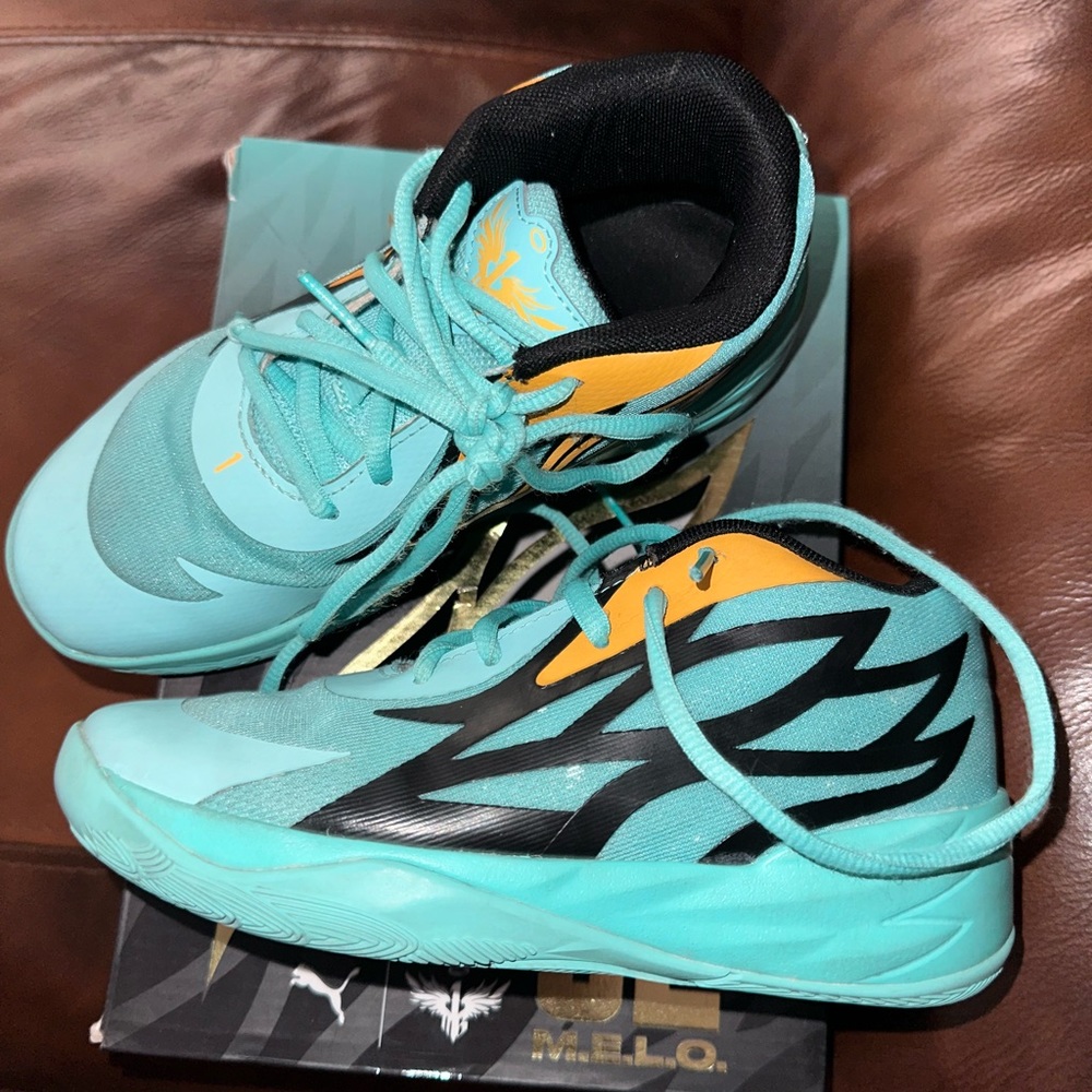 Puma MELO preschool tennis size 2. In very good condition.